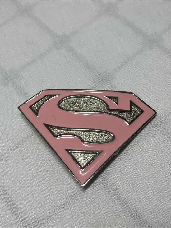 DC Comics Accessories - DC Comics Supergirl logo belt buckle
pink enamel
metallic base 
Supergirl 'S’